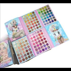 Ultramo Harley Queen book pallet